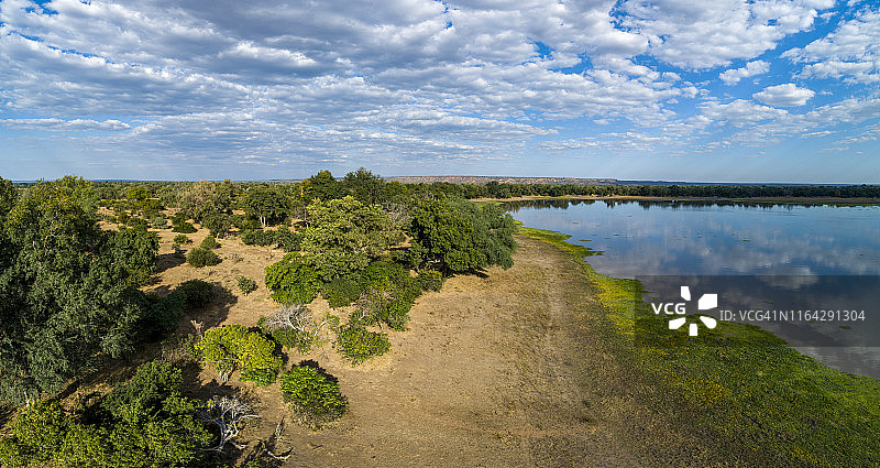 津巴布韦戈纳雷若国家公园湿地航拍景观图片素材