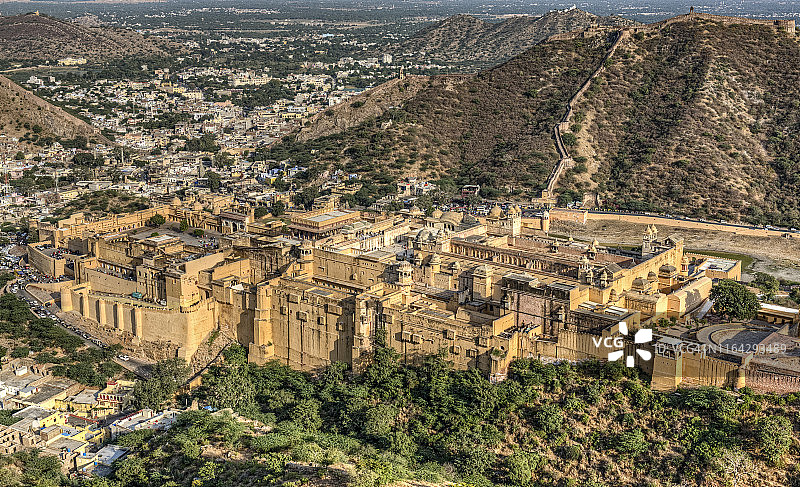 从斋浦尔附近的杰伊加尔堡墙上俯瞰琥珀堡和阿梅尔镇（印度拉贾斯坦邦）图片素材