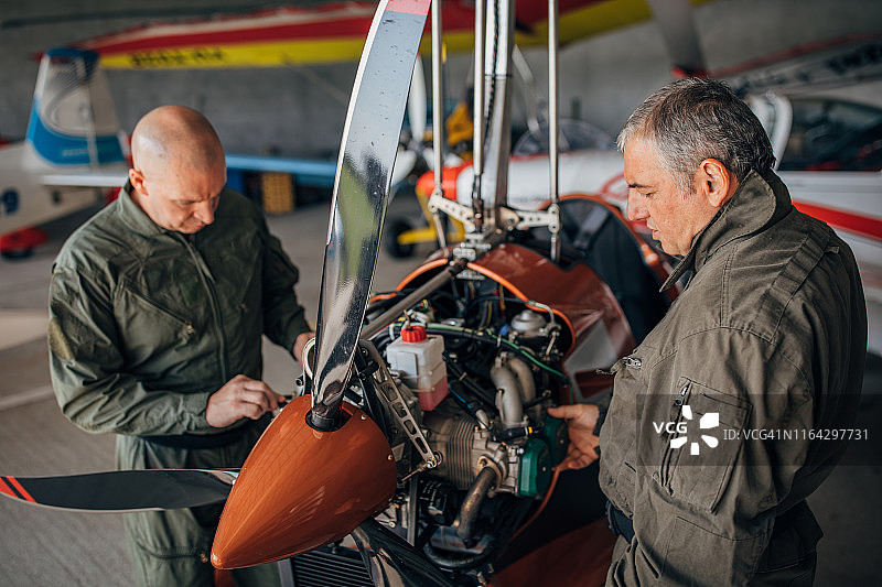 飞机机械师一同修理螺旋桨飞机图片素材