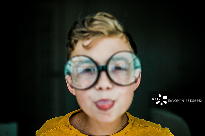 戴眼镜男孩的模糊肖像，近视概念图片素材