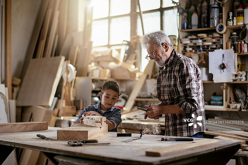 爷爷教他的孙子图片素材