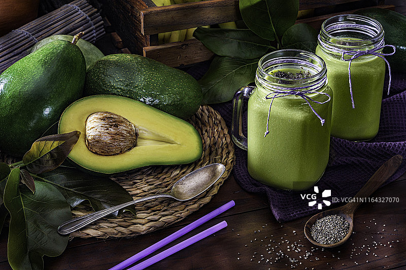 氨基酸抗氧化排毒饮食：牛油果奶昔与牛油果切片图片素材
