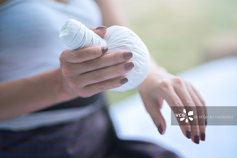 在泰国，女性在私密区域接受女性理疗师的SPA按摩图片素材