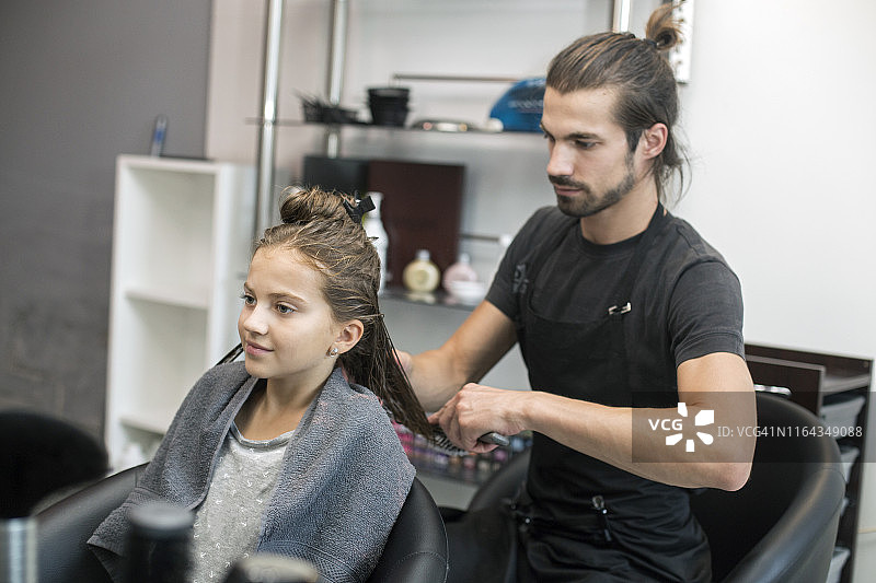 在美发沙龙的女孩图片素材