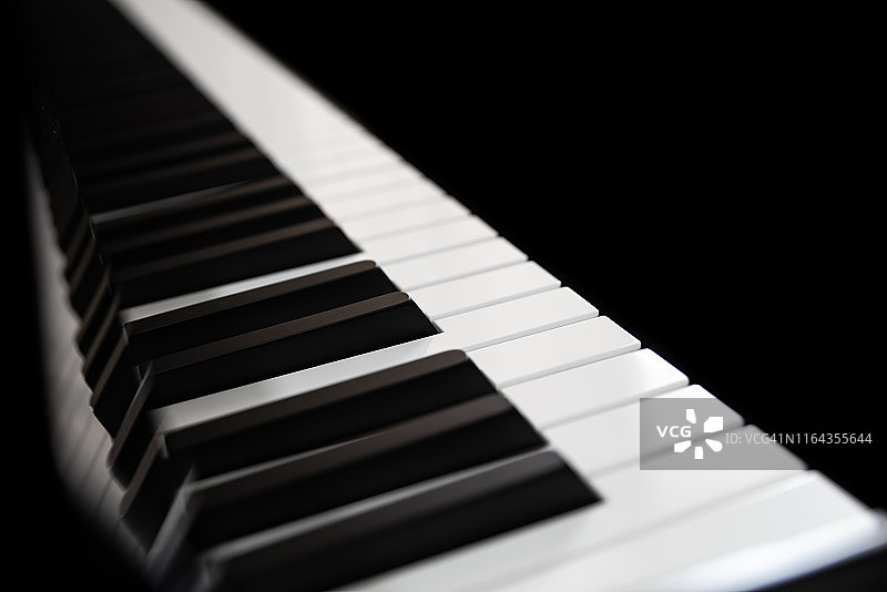 黑色背景上的钢琴和钢琴键盘图片素材