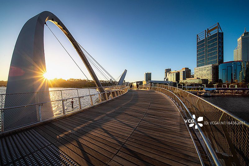 从澳大利亚西澳大利亚州珀斯的天鹅河欣赏珀斯市中心的美景，背景是伊丽莎白码头和摩天大楼商业区图片素材