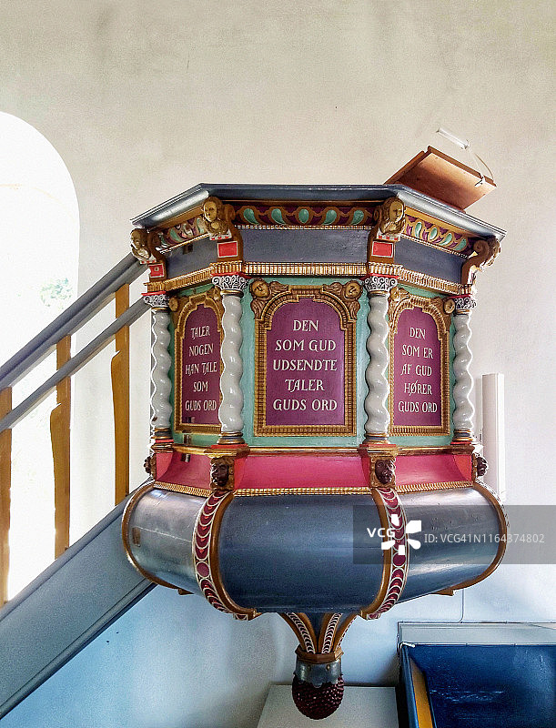 丹麦博恩霍尔姆岛斯瓦内克教堂内1683年巴洛克风格的讲道坛图片素材