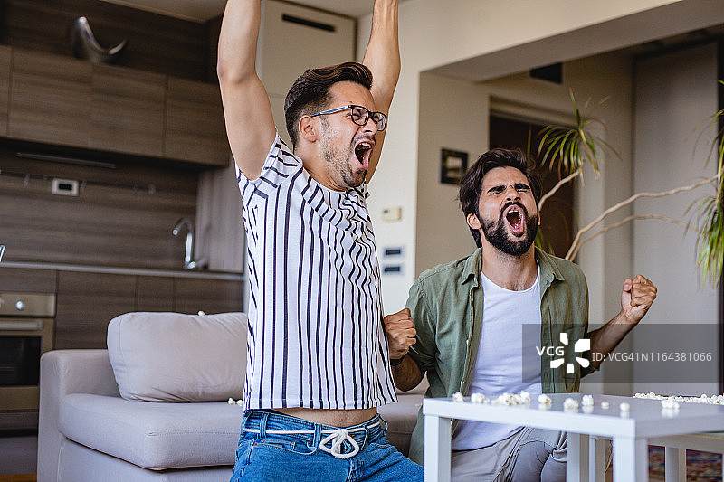 男人们观看体育比赛图片素材