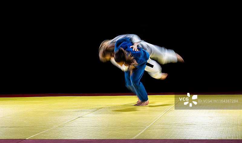 模糊的柔道摔图片素材