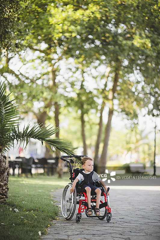 坐轮椅的残疾男孩图片素材