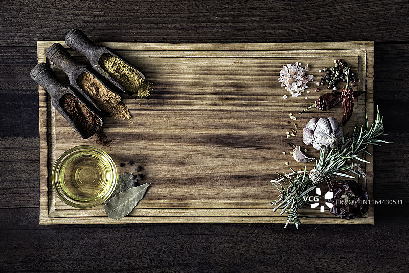 老式厨房砧板上用于食品调味的各种多香果配料和调味品图片素材