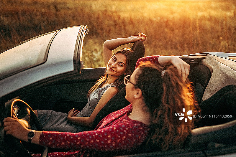 阳光明媚的一天是快乐的骑行日图片素材