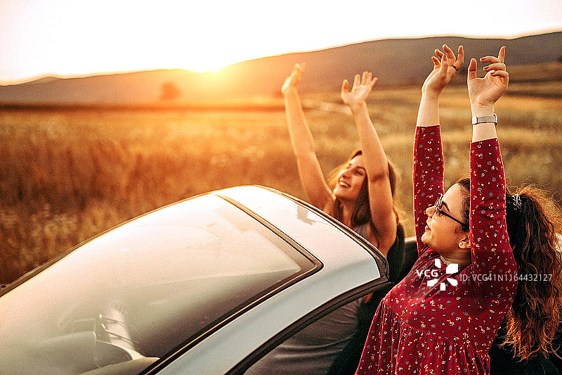 阳光明媚的一天是快乐的骑行日图片素材