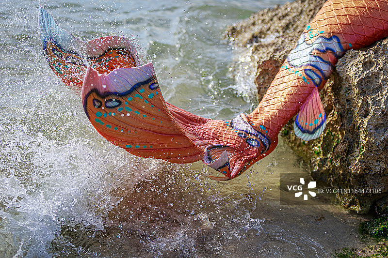 橙白美人鱼尾巴，水花飞溅图片素材