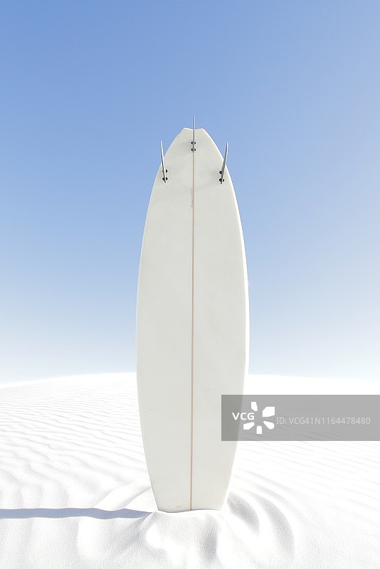 沙丘上倒立的冲浪板图片素材