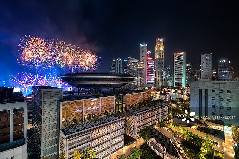 高等法院和莱佛士坊上空的烟花图片素材