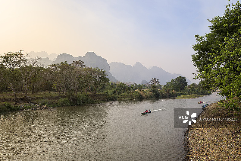 万荣的河流与山地景观图片素材