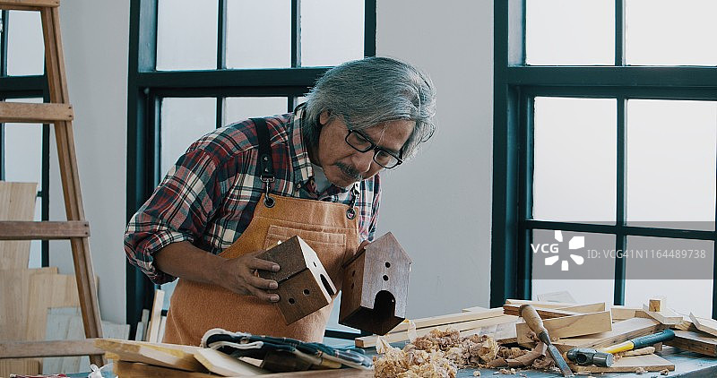 年长男人在做木工图片素材