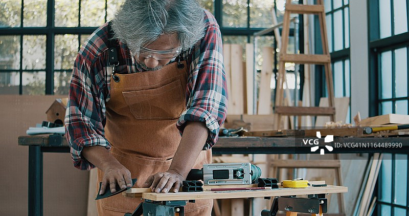 老龄力量：亚洲资深木匠图片素材