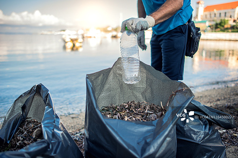 清洁海滩的男人图片素材