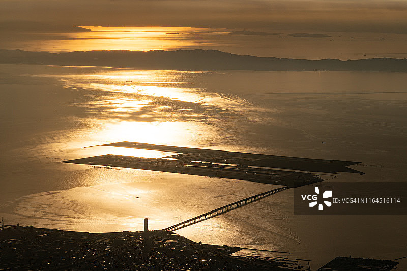 日本关西国际机场和大阪湾日落航拍图片素材