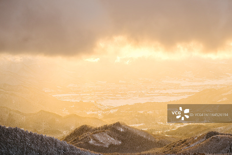 藏王温泉滑雪场美丽的日落图片素材