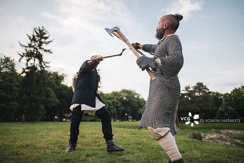 骑士持斧作战图片素材