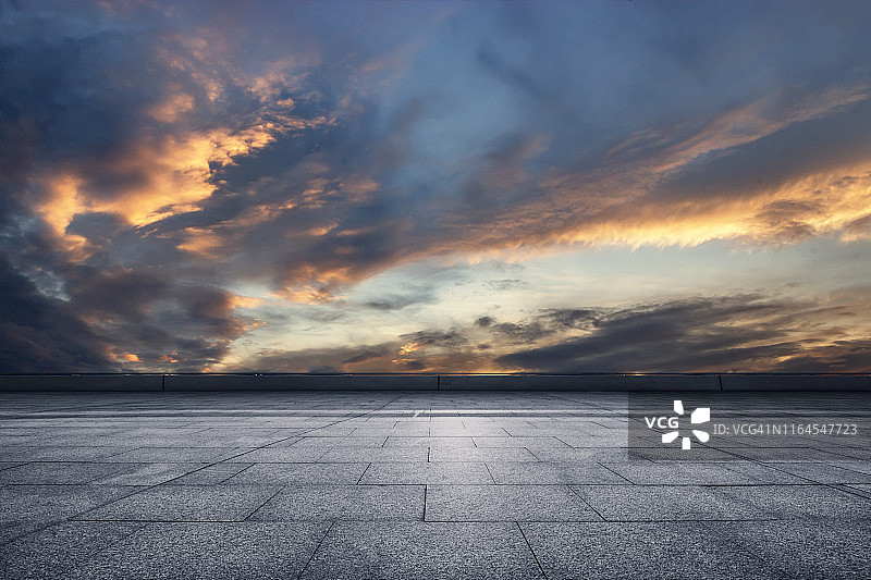 从观景台欣赏绚丽的日落图片素材