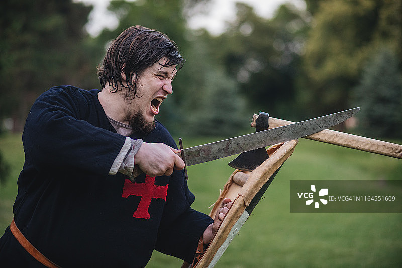 手持盾牌和剑的战士图片素材