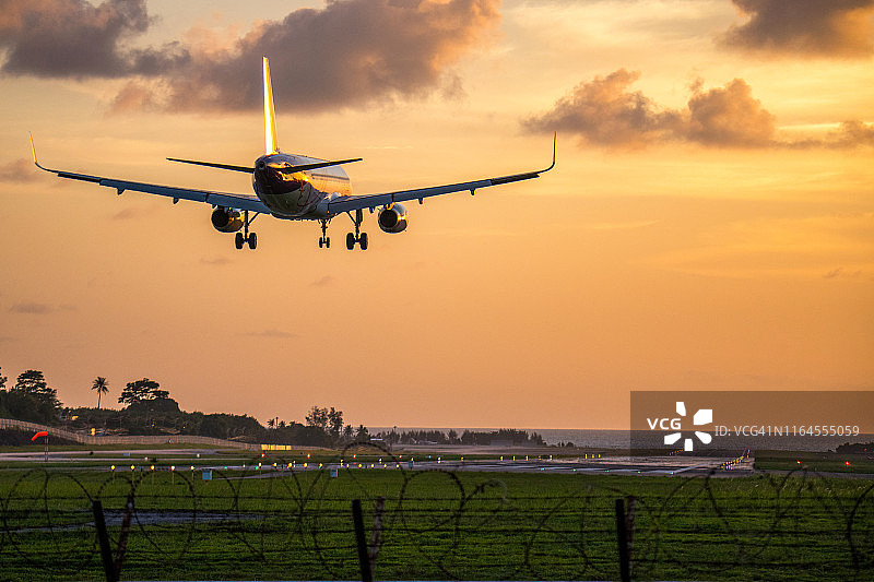 飞机在机场降落图片素材