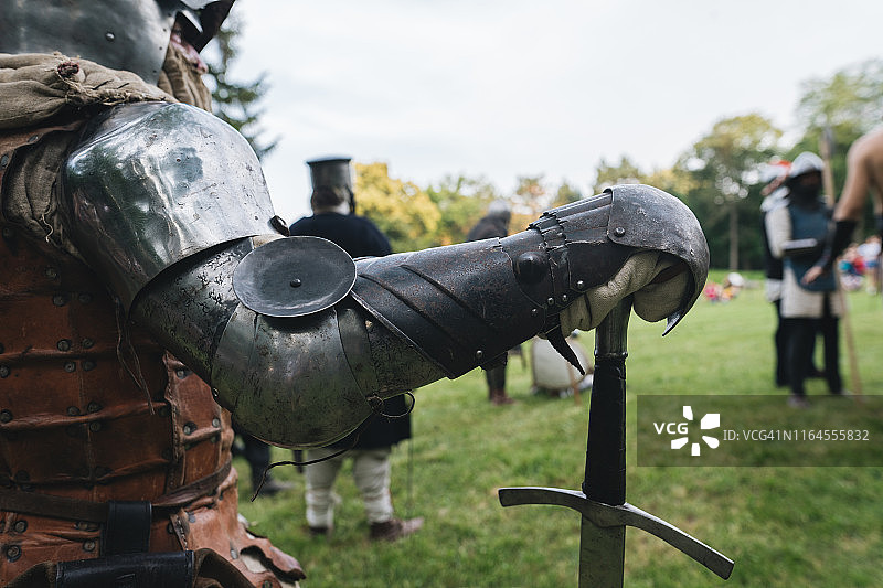 身穿盔甲，手持长剑的中世纪节日骑士图片素材