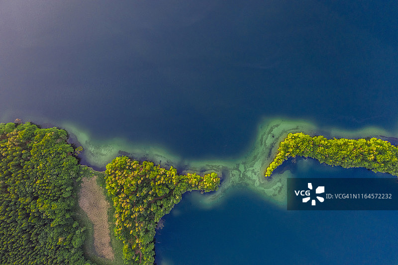 德国巴伐利亚湖泊和森林鸟瞰图图片素材