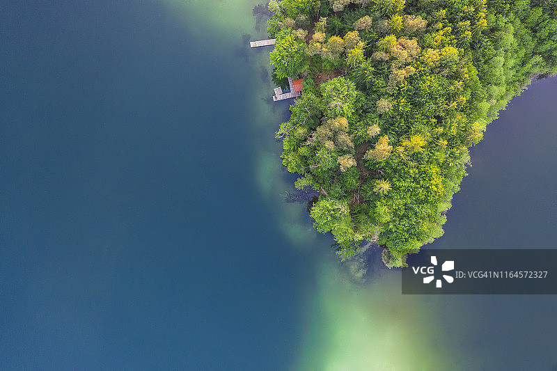 带有码头和船屋的湖泊森林航拍图片素材