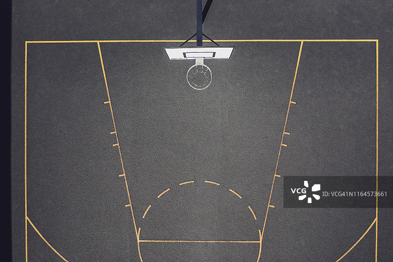 黑色室外篮球场鸟瞰图。无人机视角。图片素材