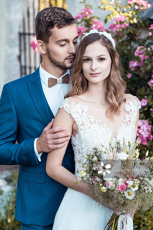 美丽的新婚夫妇的画像图片素材