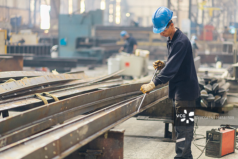 使用锉刀的工人图片素材