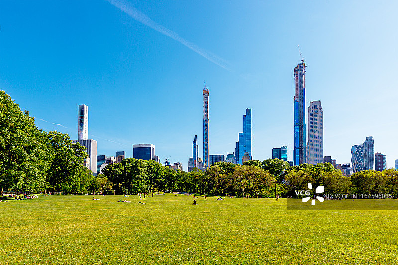 美国纽约中央公园与曼哈顿天际线图片素材