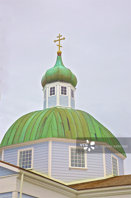 仰望阿拉斯加锡特卡圣迈克尔大教堂的铜穹顶图片素材