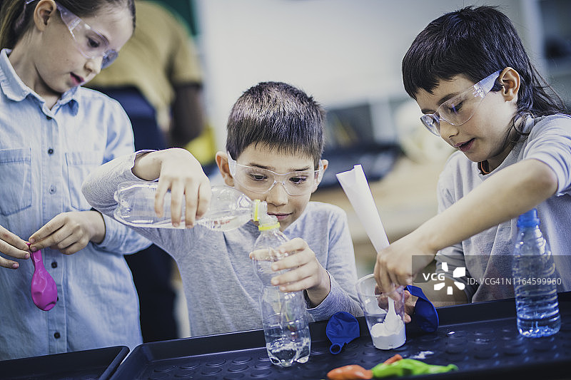小学生做实验图片素材