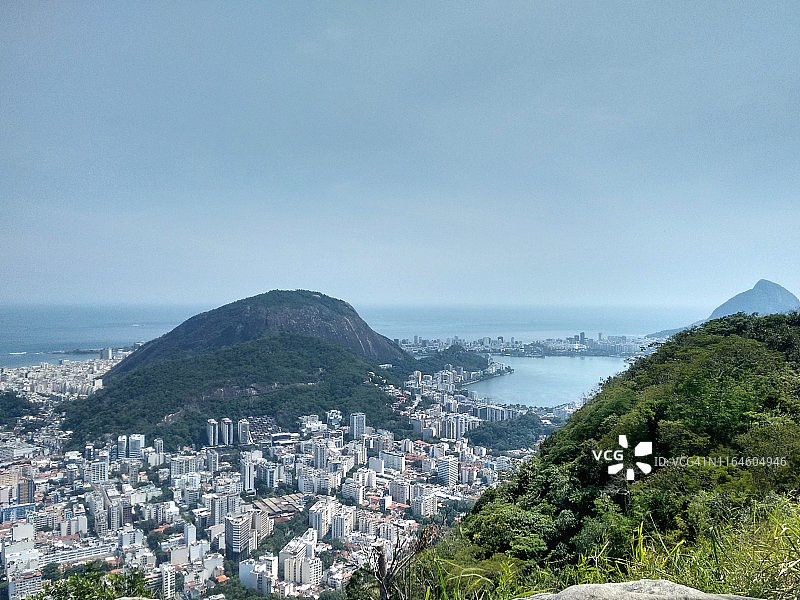 巴西里约热内卢的基督像、罗德里戈·德·弗雷塔斯泻湖和伊帕内玛海滩景色图片素材