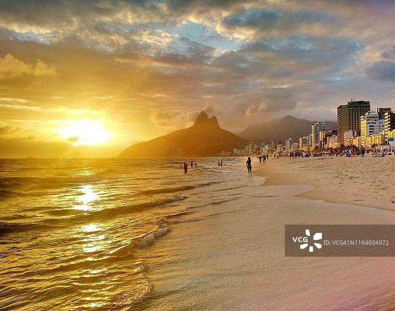 巴西里约热内卢伊帕内玛海滩的日落图片素材