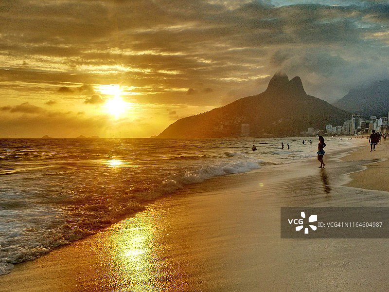 巴西里约热内卢伊帕内玛海滩的日落图片素材