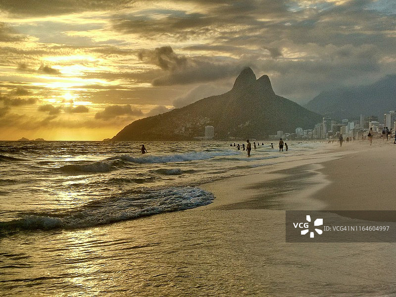巴西里约热内卢伊帕内玛海滩的日落图片素材