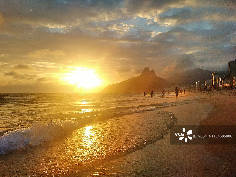 巴西里约热内卢伊帕内玛海滩的日落图片素材