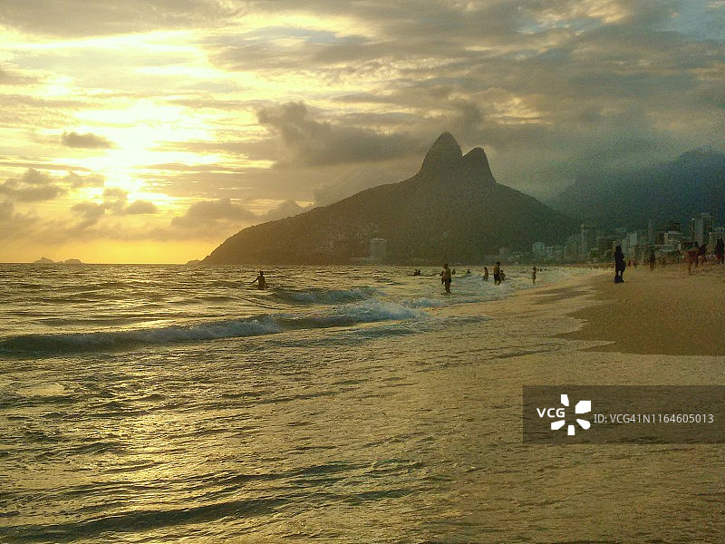 巴西里约热内卢伊帕内玛海滩的日落图片素材