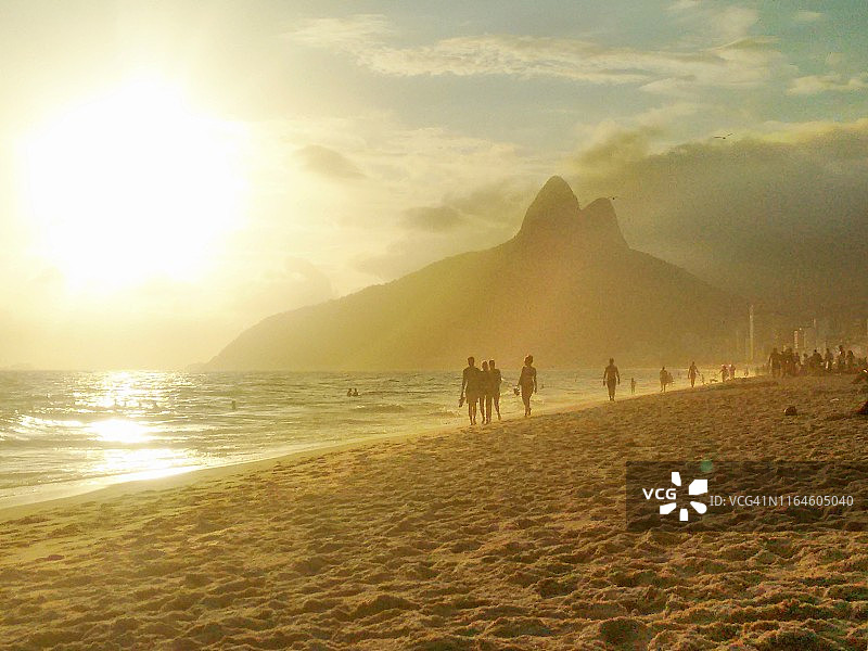 巴西里约热内卢伊帕内玛海滩的日落图片素材
