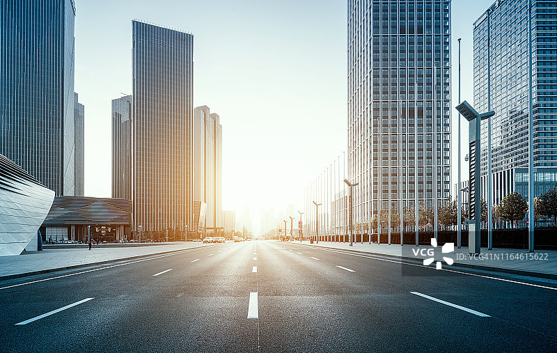 日落时分的城市主干道图片素材