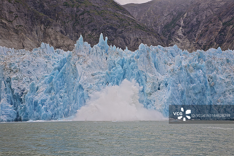 阿拉斯加州特雷西峡湾索耶冰川的冰崩图片素材