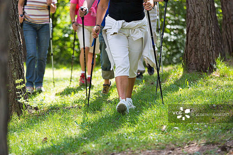 年长的妇女和男人北欧式健走图片素材