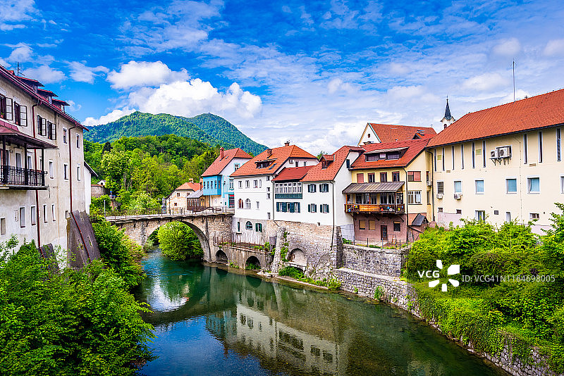 斯洛文尼亚什科菲亚洛卡浪漫古镇的城市景观，有塞尔察索拉河和石桥图片素材